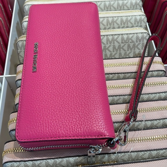 MICHAEL KORS JST 
Leather Continental Wristlet Phone Case Wallet 
Dragonfruit - Picture 1 of 16